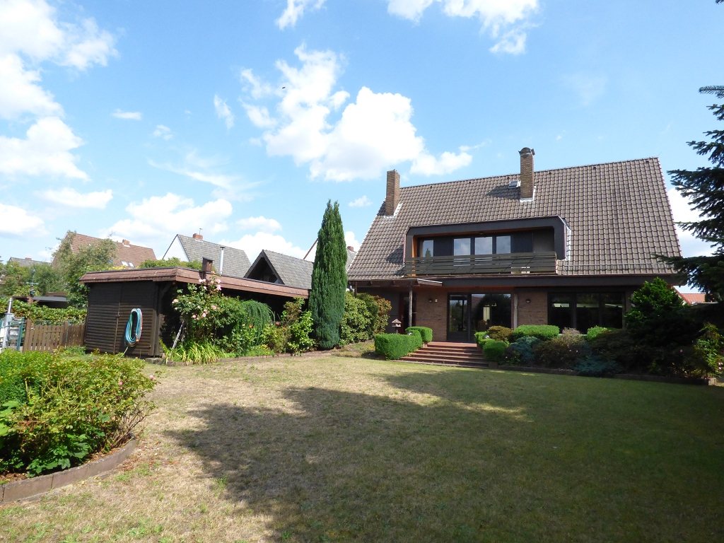 Freistehendes großzügiges Einfamilienhaus mit vielen Möglichkeiten und traumhaftem Garten